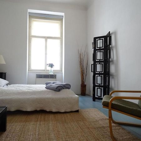 Garden Apartment On Art Nouveau Street In Central Praga Esterno foto