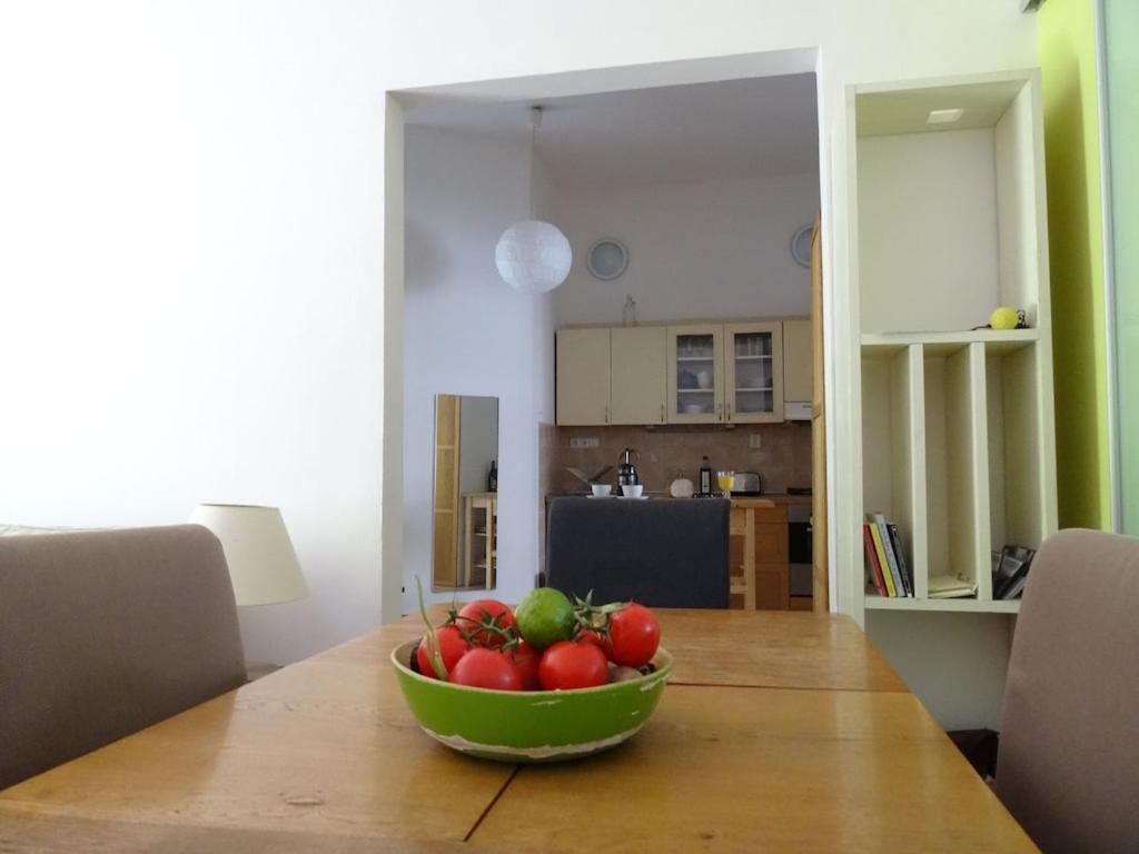 Garden Apartment On Art Nouveau Street In Central Praga Esterno foto
